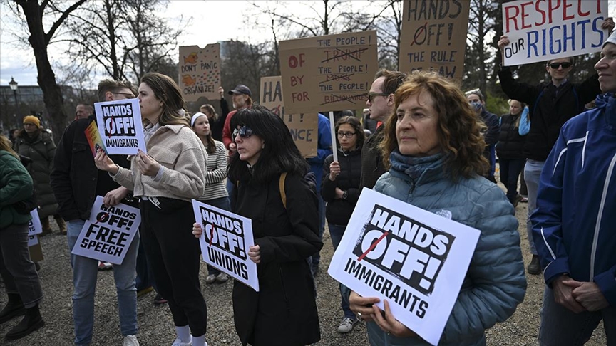 ABD Başkanı Trump ve iş insanı Musk, Almanya ve İngiltere'de protesto edildi