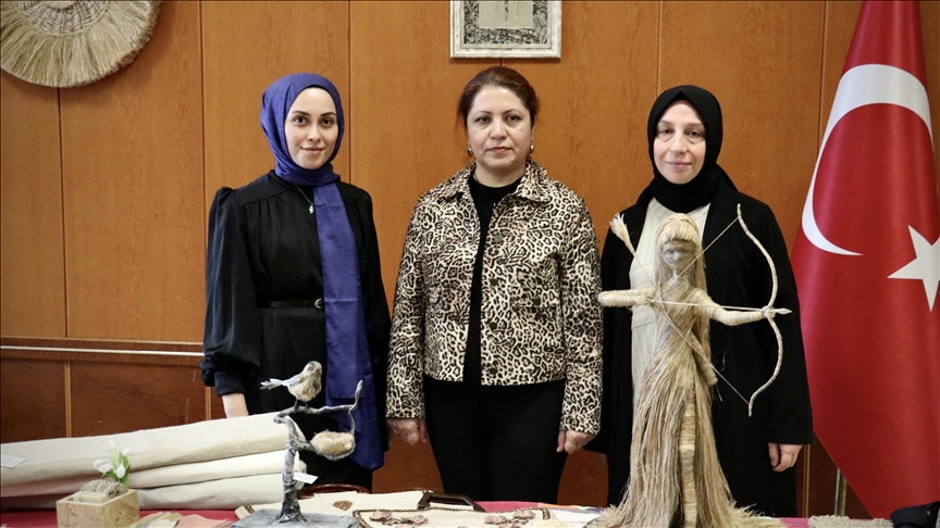 Kenevir lifleri ve atıkları kadınların ellerinde sanata dönüşüyor