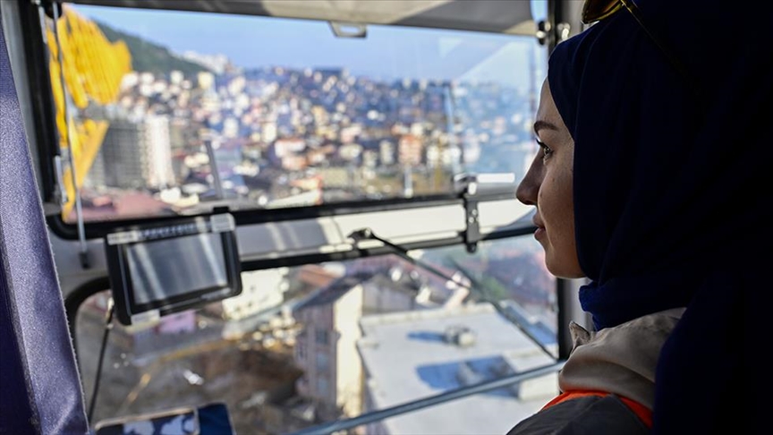 Türkiye, vajza e re ushtron me pasion profesionin e saj si operatore vinçi