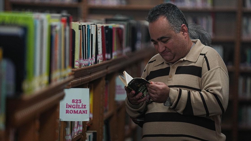 Kütüphanenin özel müdavimi okuma azmiyle engelini aşmaya çalışıyor