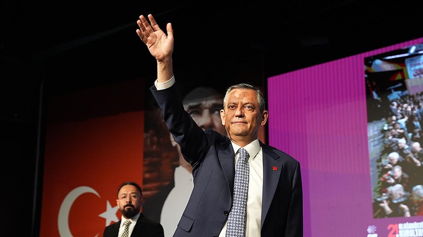 Özgür Özel yeniden CHP Genel Başkanı seçildi