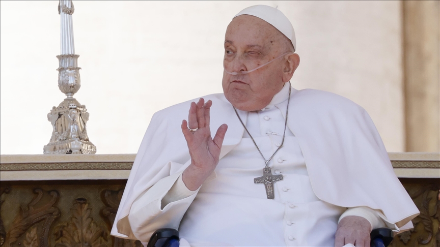 Papa, hastalığının ardından ilk kez Aziz Petrus Meydanı'nda halkı selamladı
