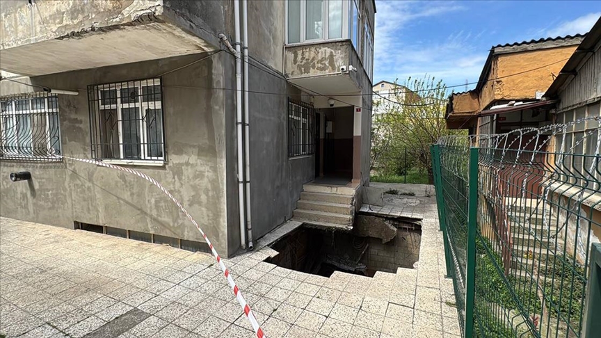 Pendik'te apartmanın girişindeki zemin kısmen çöktü