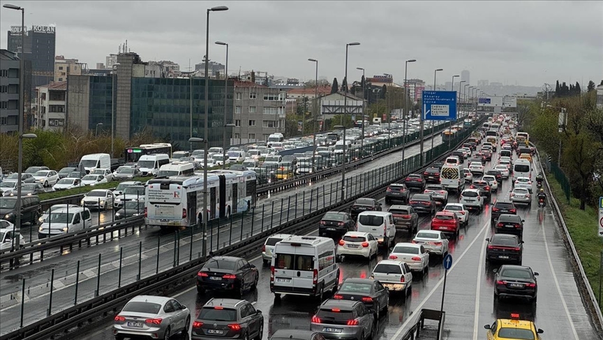 İstanbul'da akşam saatlerinde trafik yoğunluğu yaşanıyor