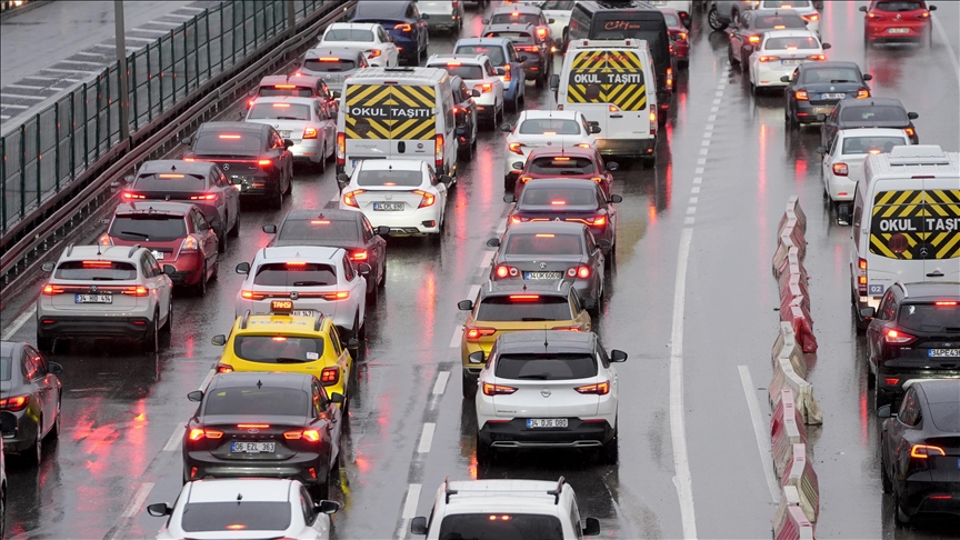 İstanbul'da akşam saatlerinde trafik yoğunluğu yaşanıyor