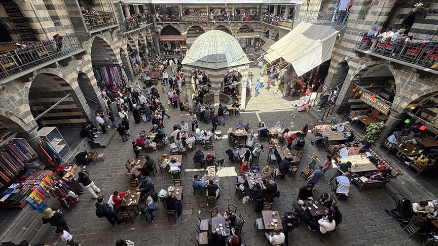 Diyarbakır'da turizmciler ve esnaf çifte bayram yaptı