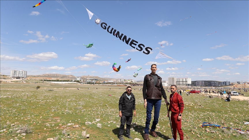 تركيا.. أطول رجل في العالم يُطلق طائرته الورقية بسماء ماردين