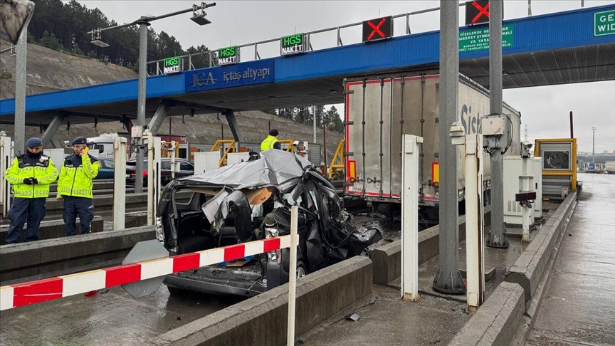İstanbul'da otoyoldaki gişelerde tıra çarpan aracın sürücüsü hayatını kaybetti