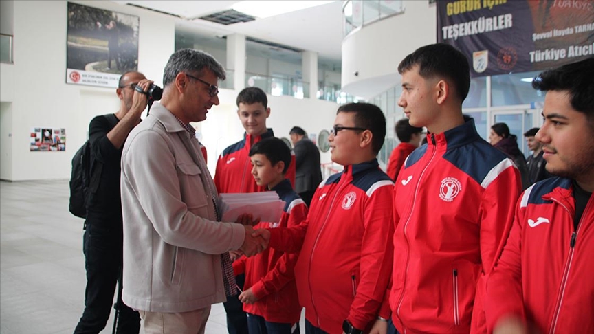 Milli atıcı Yusuf Dikeç, genç sporculara sponsorların hediyelerini dağıttı