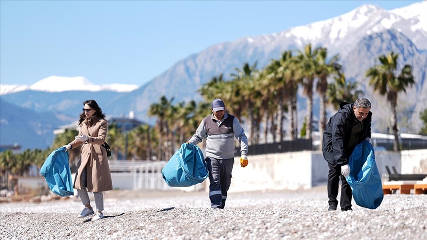 Antalya Konyaaltı Sahili'nde çevre temizliği yapıldı
