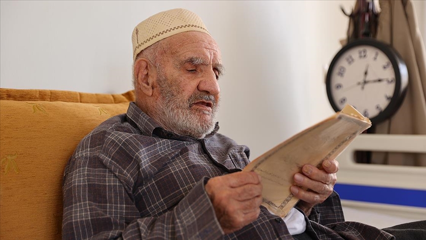 Kitap kurdu 88 yaşındaki "Kasım dede" okuma aşkıyla tüm ailesine örnek oluyor