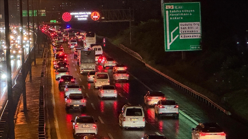 İstanbul'da akşam saatlerinde trafik yoğunluğu yaşandı