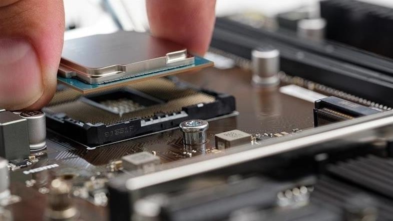 Alman çip üreticisi Infineon, ABD'li rakibinin otomotiv birimini 2,5 milyar avroya satın aldı 