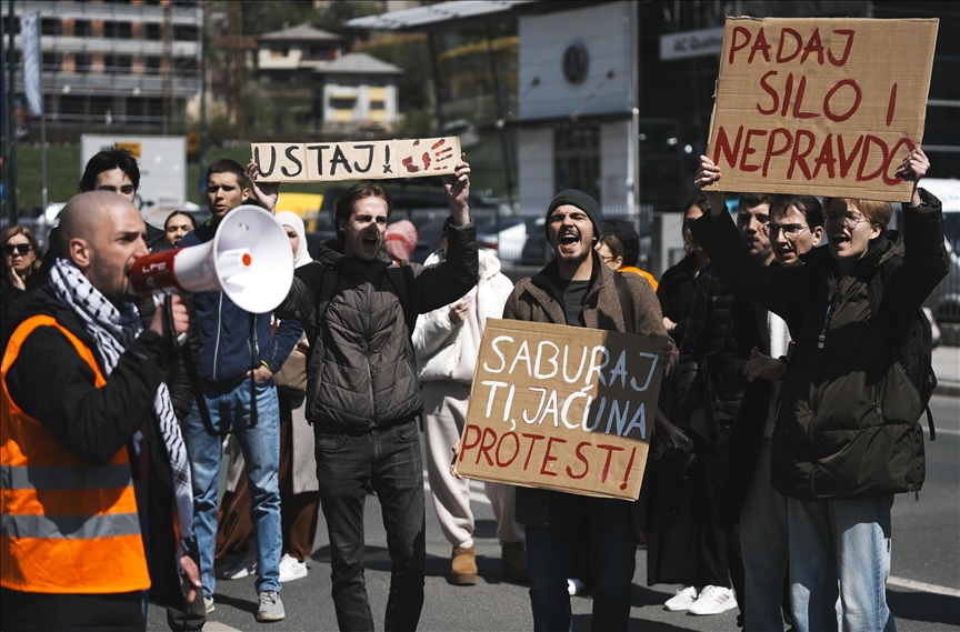 Demonstranti ispred zgrade Vlade FBiH tražili pravdu za žrtve iz Donje Jablanice
