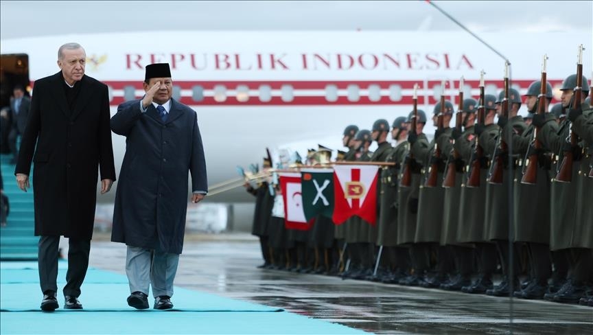Erdogan accueille le président indonésien Prabowo Subianto à sa descente de l'avion