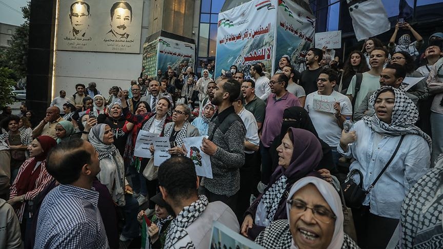 حشود مصرية قرب حدود غزة وهتافات غاضبة بالقاهرة لدعم فلسطين