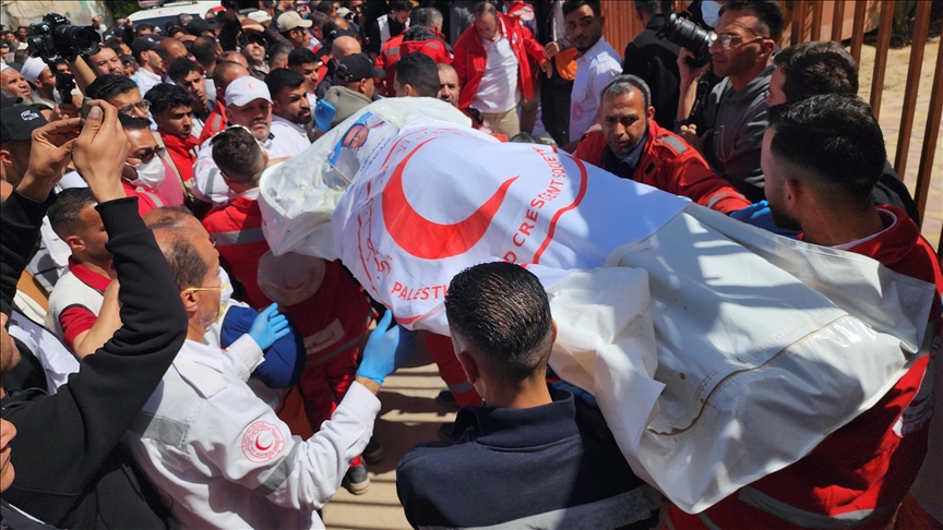 Gazze'de Kızılay çalışanları İsrail'in yardım ve sağlık çalışanlarını öldürmesini protesto etti