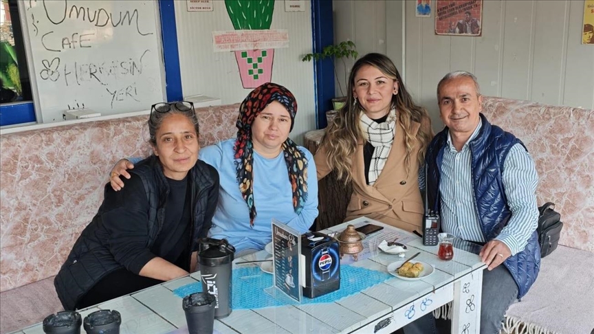 AFAD gönüllüsü öğretmen, depremde enkazdan kurtardığı kadını ziyaret etti
