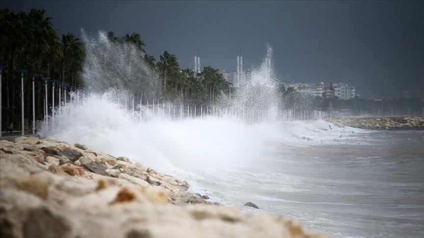 Meteorolojiden yurdun bazı kesimleri için kuvvetli rüzgar ve fırtına uyarısı
