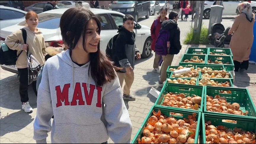 Esenyurt'ta market çalışanı genç kızın, palet çalan hırsızları ikna etmesi kamerada