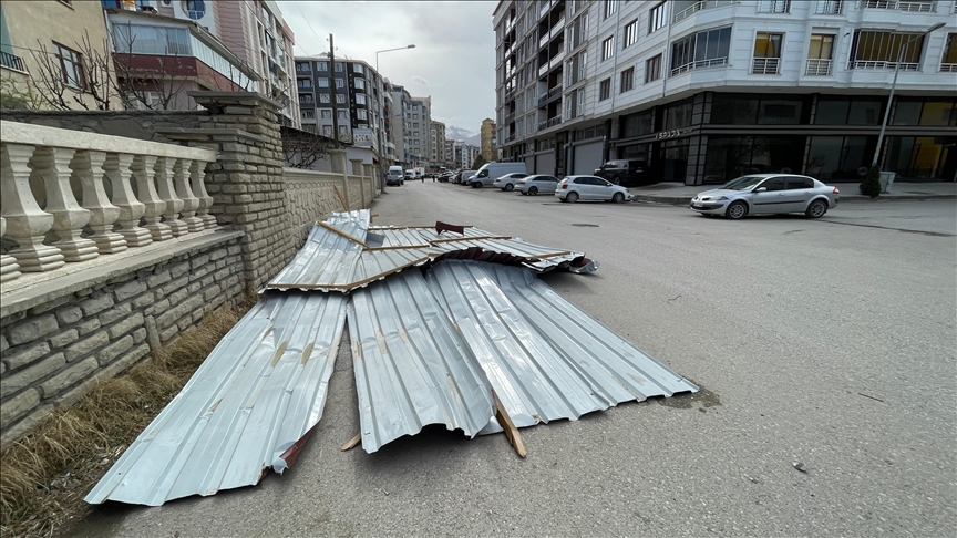 Van'da şiddetli rüzgar çatılara zarar verdi