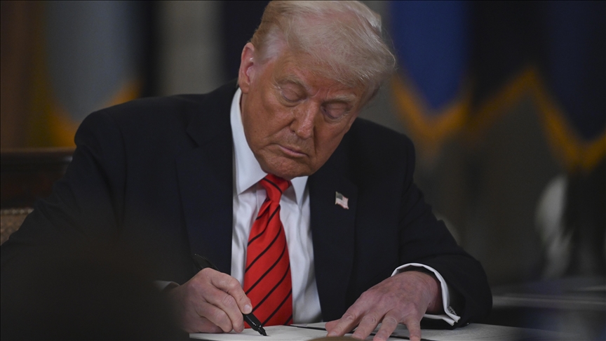 Trump, "Amerika'nın duşlarını yeniden harika yapmak" için su kısıtlamalarını kaldırıyor