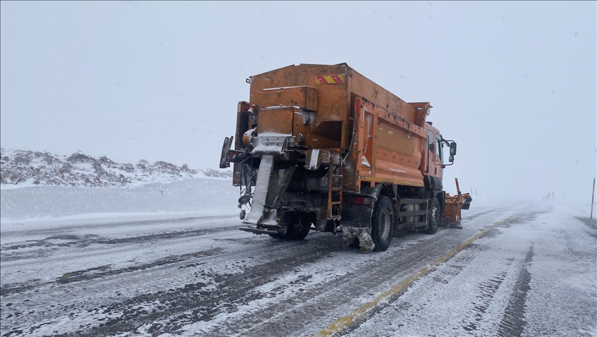 Ardahan'da kar ve buzlanma nedeniyle tırlar yolda kaldı