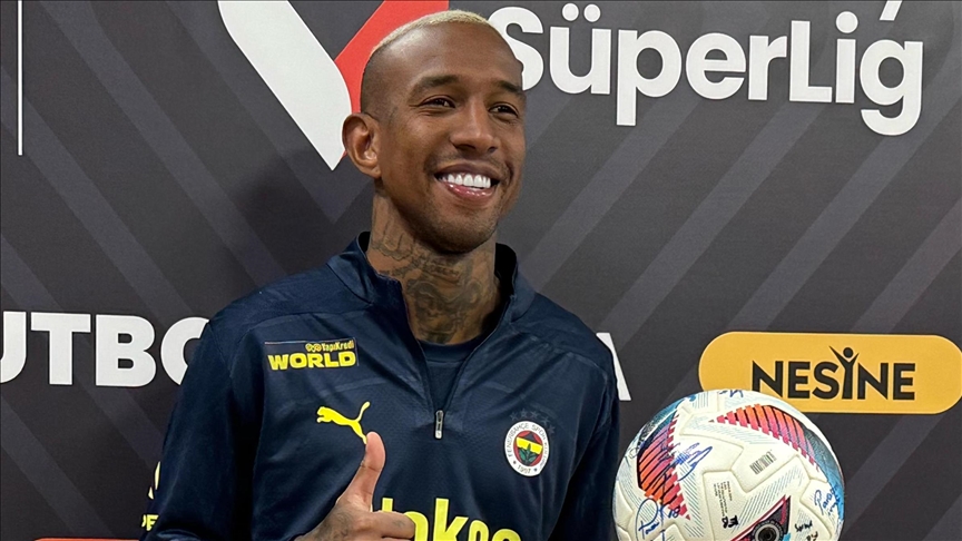 Fenerbahçeli futbolcu Talisca, lösemi tedavisi gören Yusuf Berat'ı unutmadı