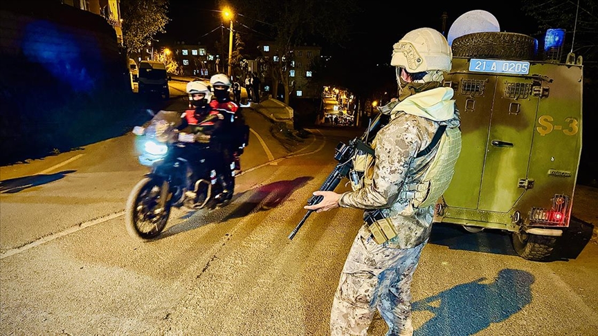 Diyarbakır'da 300 polisin katılımıyla "Narko Hançer" uygulaması yapıldı 