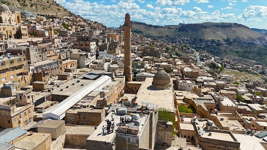 Tarihi kent Mardin'in dokusunu bozan betonarme binaların yıkımına yeniden başlandı