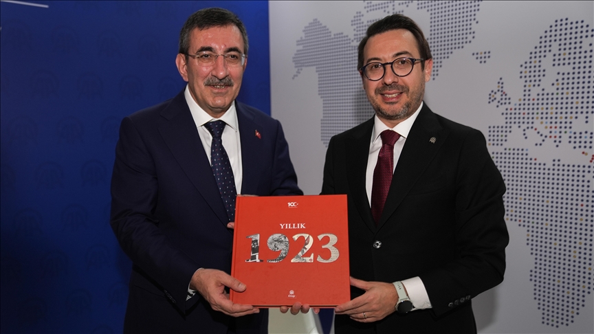 Cumhurbaşkanı Yardımcısı Yılmaz, Antalya Diplomasi Forumu'nda AA standını ziyaret etti