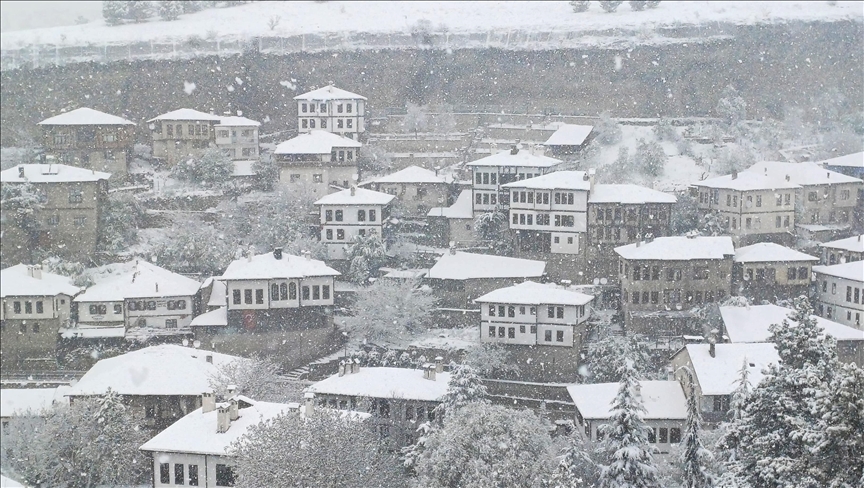 Safranbolu'da tarihi konaklar karla kaplandı