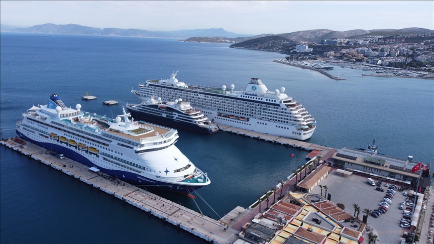 Kuşadası'na 3 kruvaziyerle 1657 turist geldi