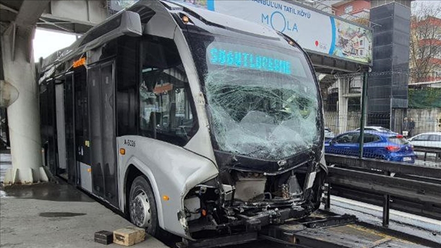 Avcılar'da durakta bekleyen metrobüse başka bir metrobüsün çarptığı kazada 21 kişi yaralandı