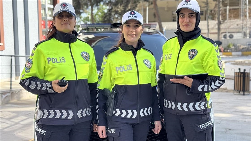 Hatay'ın üç kadın polisi artmaya başlayan nüfusla yoğunlaşan trafiğe yön veriyor