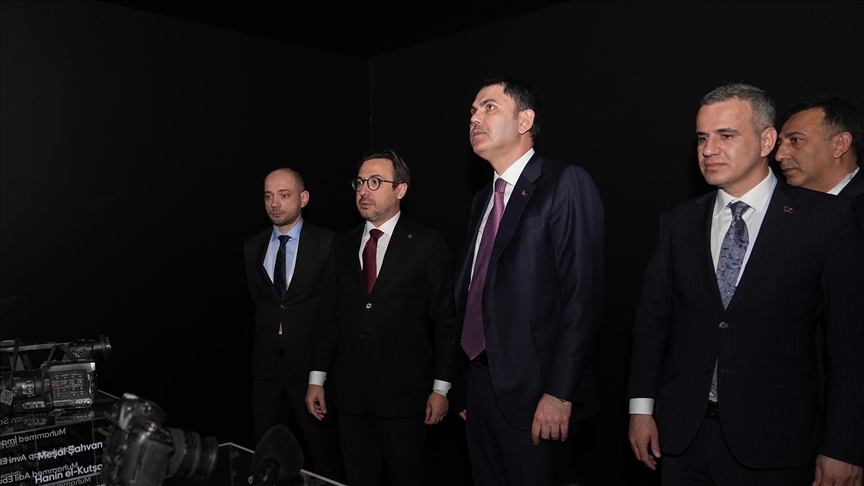 Bakan Kurum, Antalya Diplomasi Forumu'nda AA standını ziyaret etti