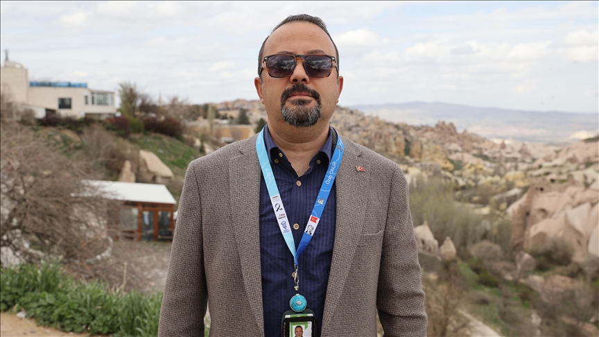 Çocukken amatör olarak başladığı turist rehberliğini sektör temsilcisi olarak yürütüyor