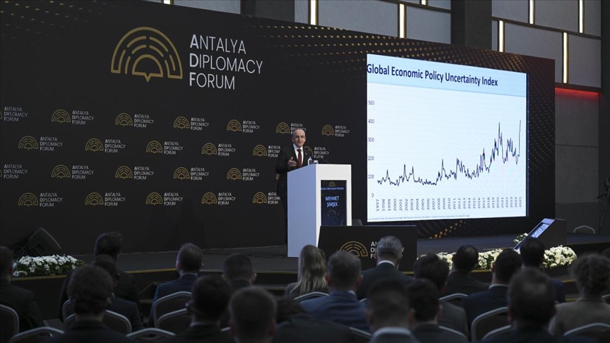 Bakan Şimşek, ADF'de "Küresel Sınamalar ve Türkiye'nin Görünümü" başlıklı sunum yaptı
