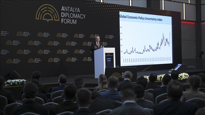 Bakan Şimşek, ADF'de "Küresel Sınamalar ve Türkiye'nin Görünümü" başlıklı sunum yaptı
