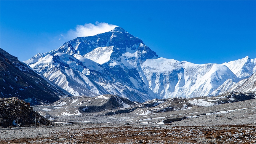 Everest'te şerpalar Khumbu Buz Şelalesi'ni kateden rotadaki ip hattının kurulumunu tamamladı