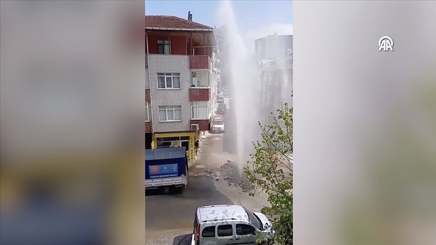 Ataşehir'de İSKİ'ye ait su borusu patladı