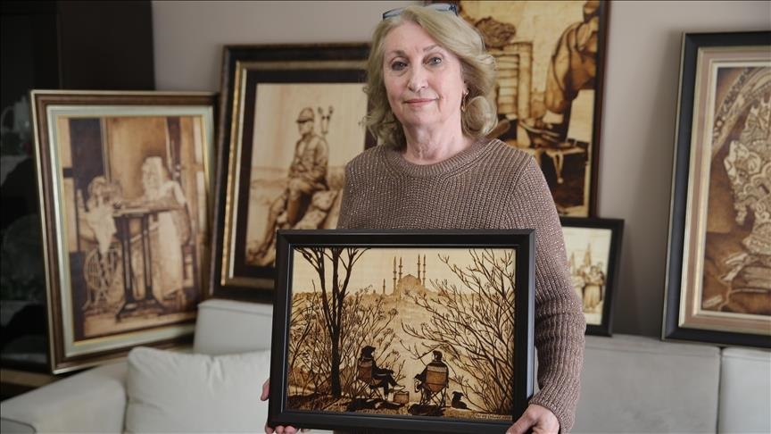 بتقنية الحرق.. فنانة تركية تبدع لوحات مرسومة على الخشب (تقرير)