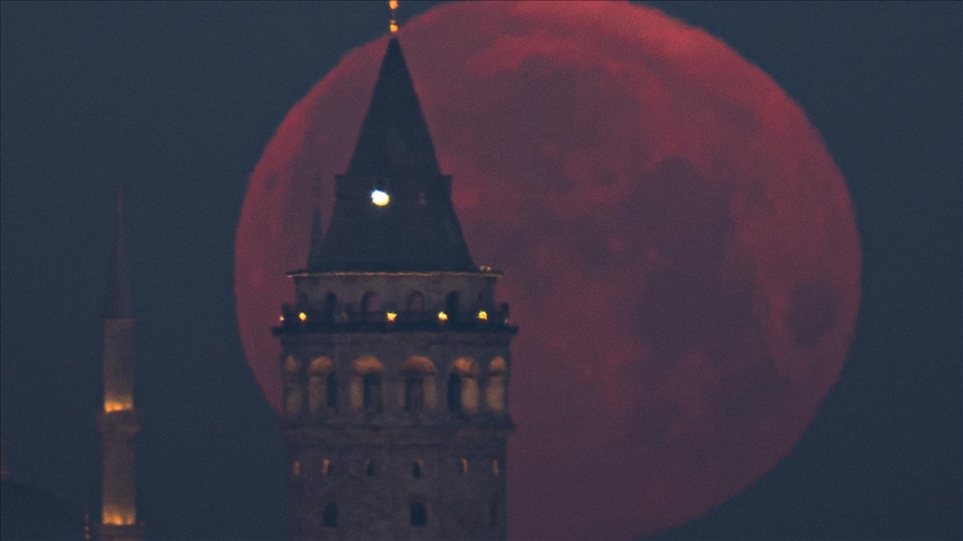 Hëna e plotë shfaqet prapa Kullës Gallata në Istanbul