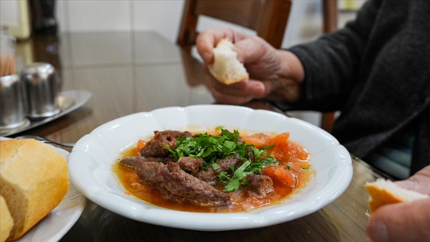 "En iyi kıyma yemeği" seçilen Tire şiş köfte lezzetini odun ateşi ve tereyağından alıyor