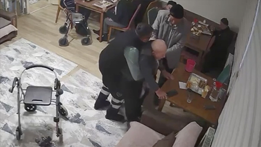 Balıkesir'de boğazına yemek kaçan yaşlı adamı Heimlich manevrası kurtardı