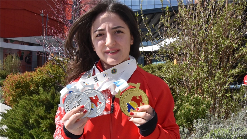 Milli halterci Cansu Bektaş'ın üçüncü Avrupa şampiyonluğu sevinci