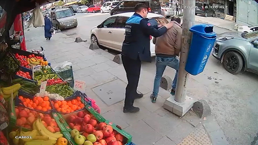 İstanbul'da boğulma tehlikesi yaşayan kişi Heimlich manevrasıyla kurtuldu