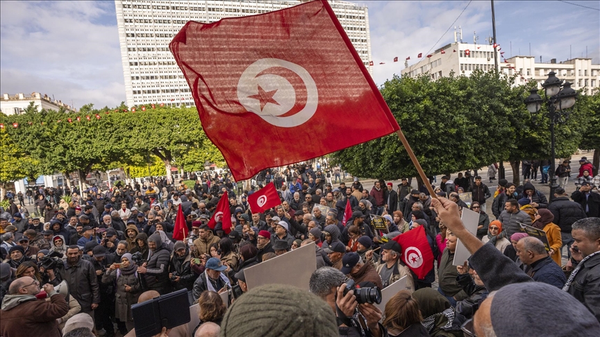 مسيرة بتونس العاصمة تندد بمصرع 3 طلاب إثر انهيار جدار معهد ثانوي