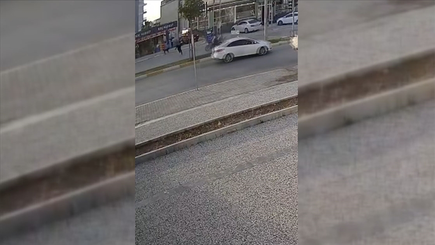 Antalya'da sahipsiz köpeğin kovaladığı çocuğa motosiklet çarptı