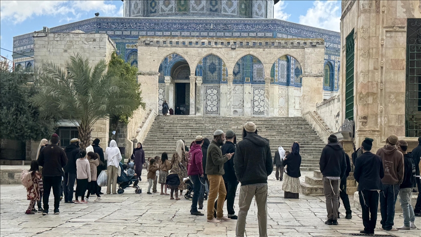 Hundreds of illegal Israeli settlers storm Jerusalem’s Al-Aqsa Mosque on 3rd day of Jewish Passover